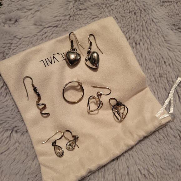 Gold and Black Jewelry Set - Picture 3 of 3